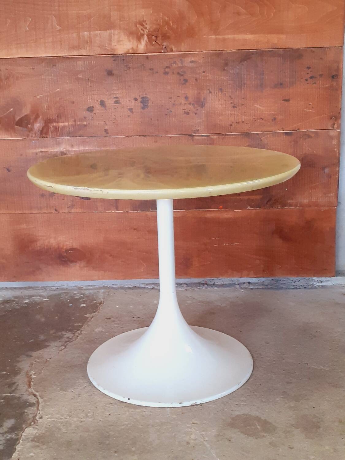 Tulip-shaped side table.