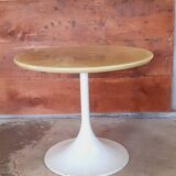 Tulip-shaped side table.