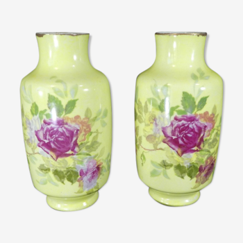 Paire de vases en porcelaine de Limoges décor au rosiers
