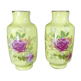 Paire de vases en porcelaine de Limoges décor au rosiers