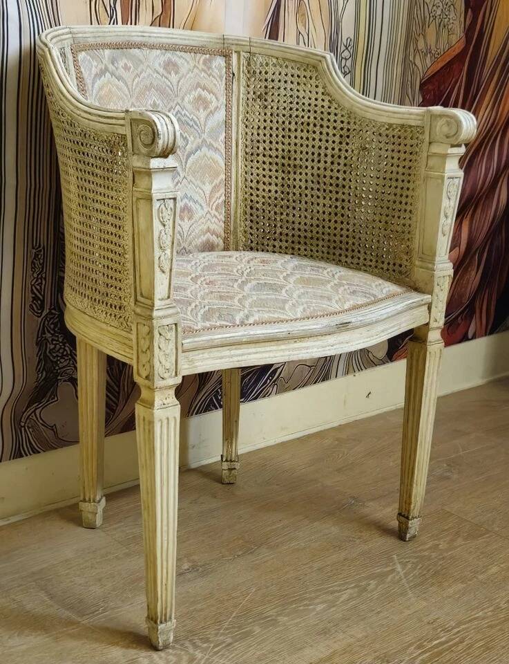 Gondola armchair in Louis XVI style, carved wood with a cream patina.
