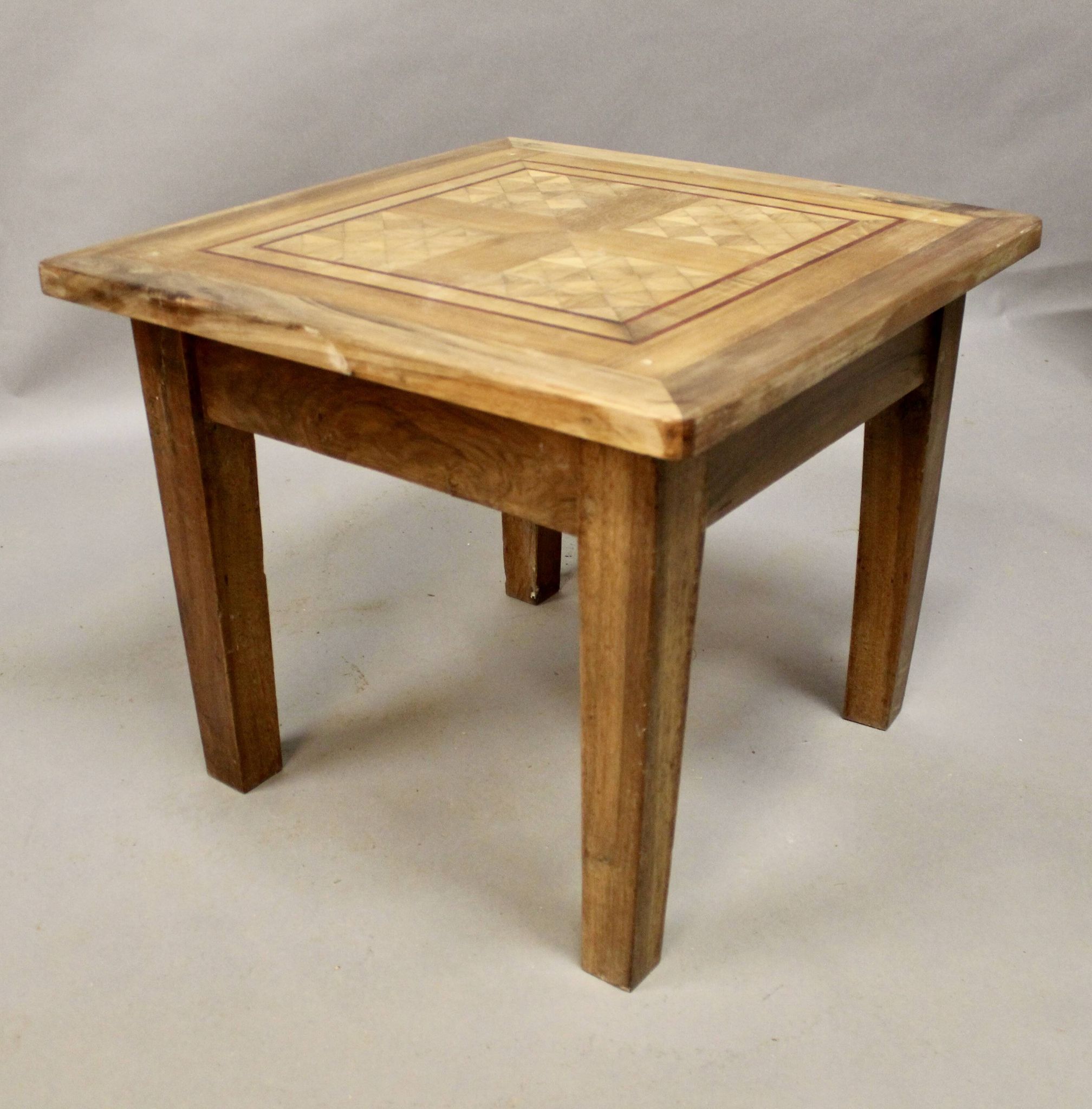 Table basse dessus parquet ancien marqueté