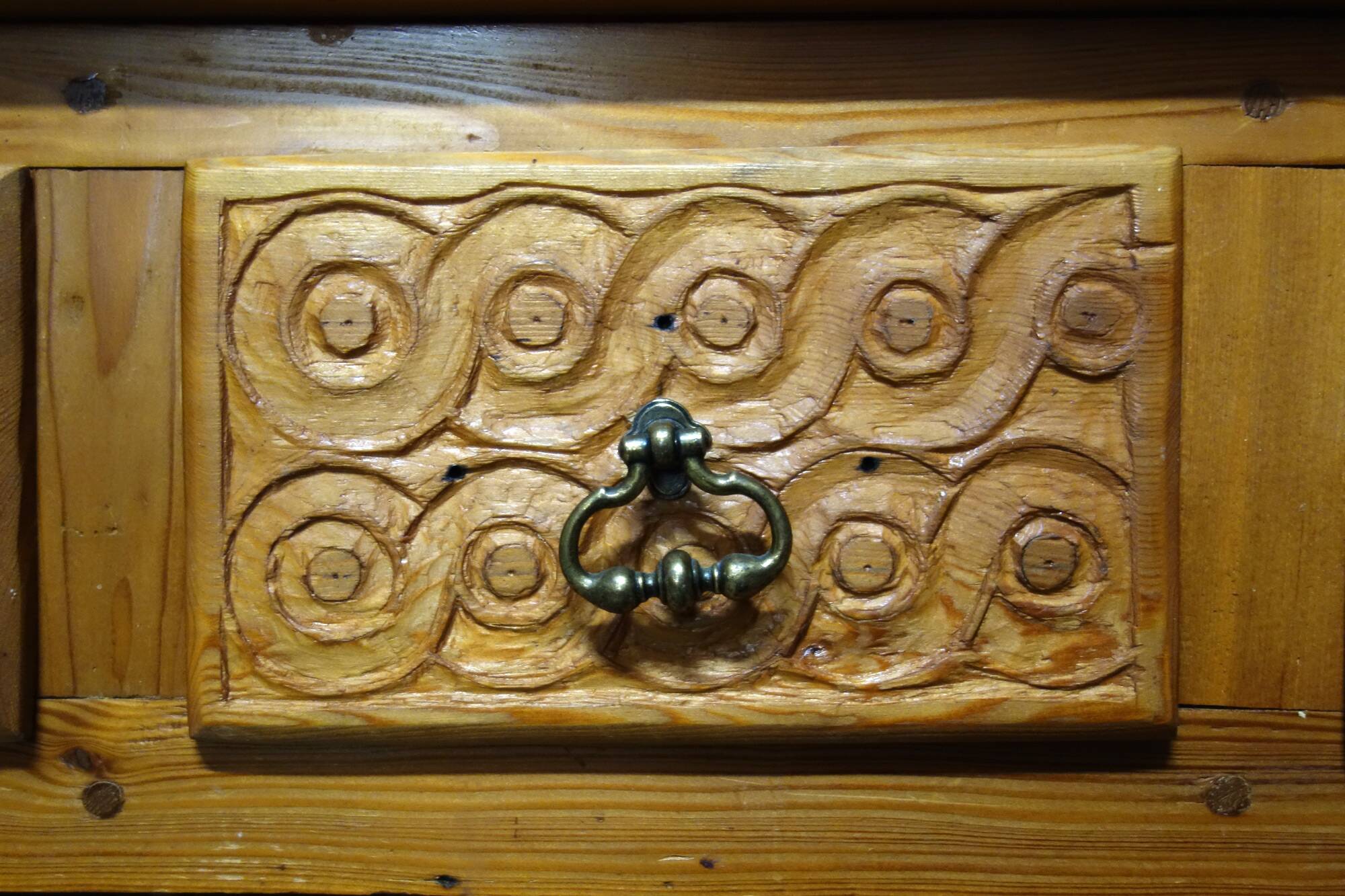 Large Queyras pine dresser, Hautes Alpes