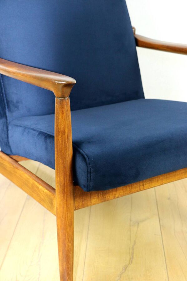 Fauteuil GFM-64, design d'Edmund Homa des années 70, bleu marine - bois foncé.