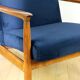 Fauteuil GFM-64, design d'Edmund Homa des années 70, bleu marine - bois foncé.