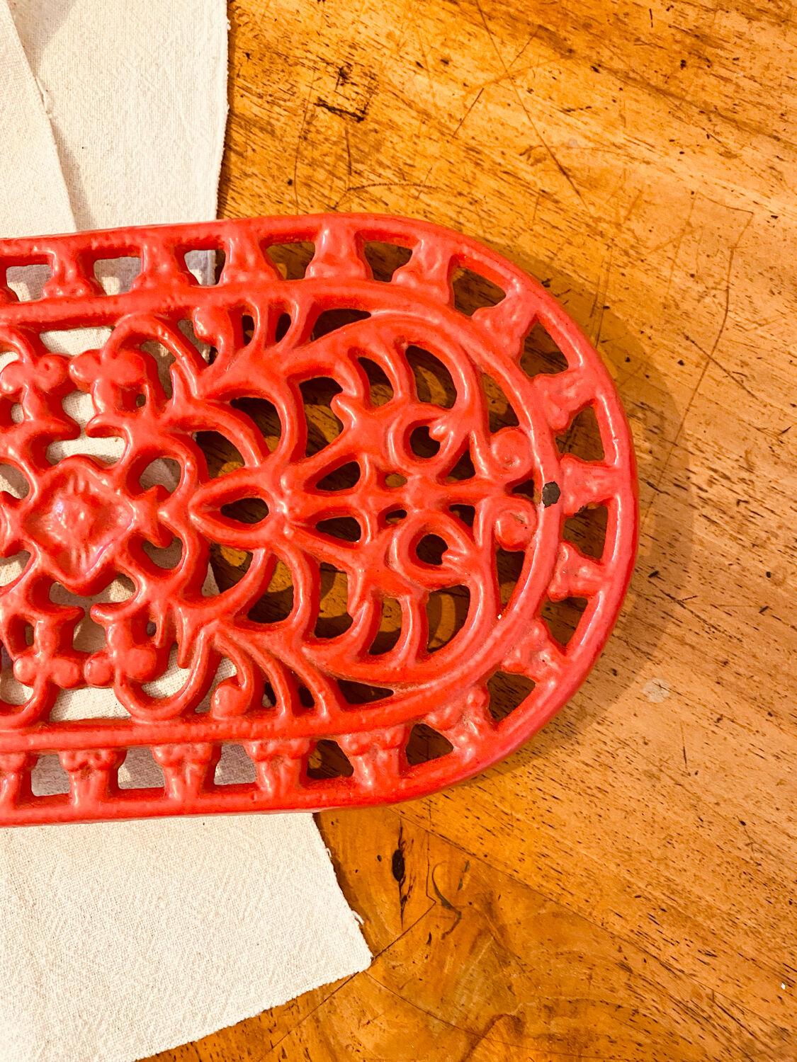 Enamelled cast iron trivet