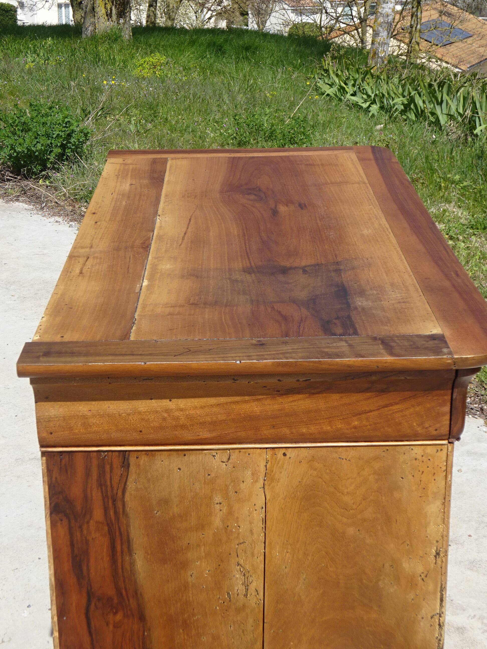 Antique Louis Philippe chest of drawers made entirely of walnut.