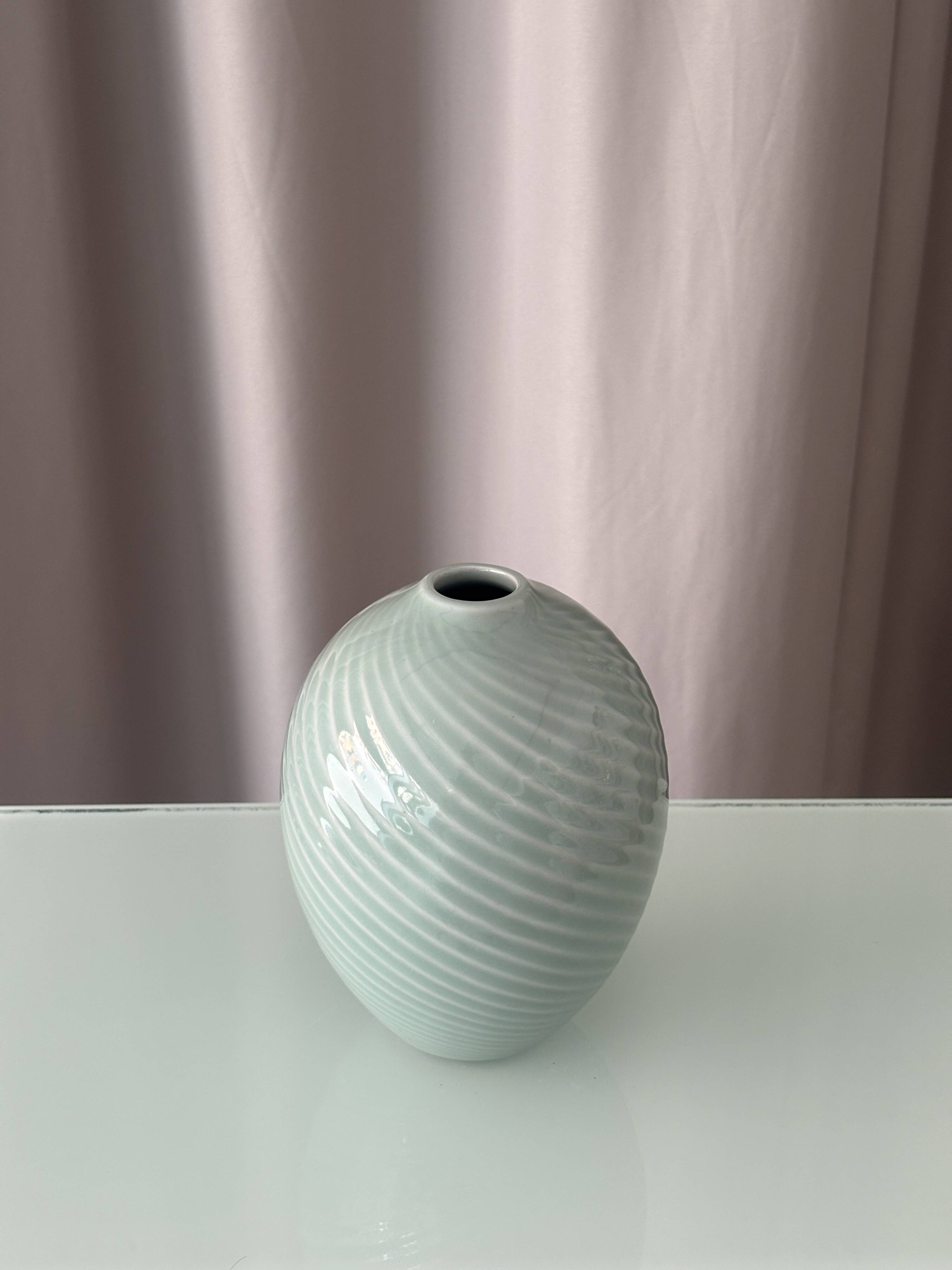 Vase en porcelaine ribbé céladon minimaliste