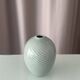 Vase en porcelaine ribbé céladon minimaliste