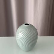 Vase en porcelaine ribbé céladon minimaliste