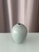 Vase en porcelaine ribbé céladon minimaliste
