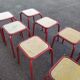 Lot de 10 tabouret bas carré en métal rouge - bois - atelier - industriel
