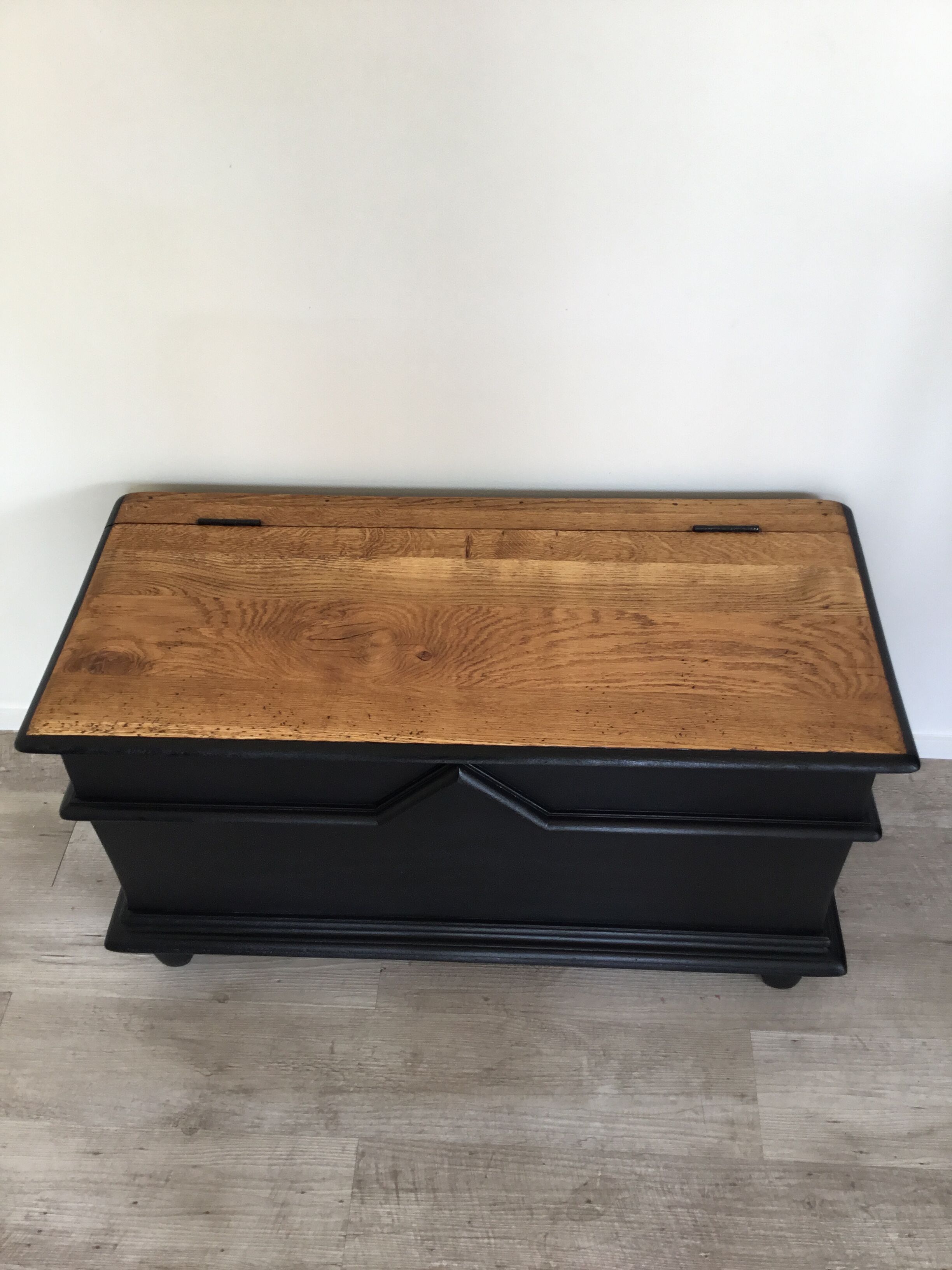 Chest in oak