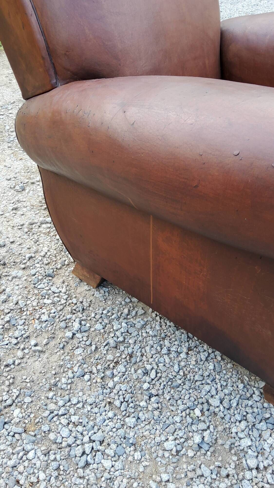 Paire de fauteuils club en cuir brun des années 30