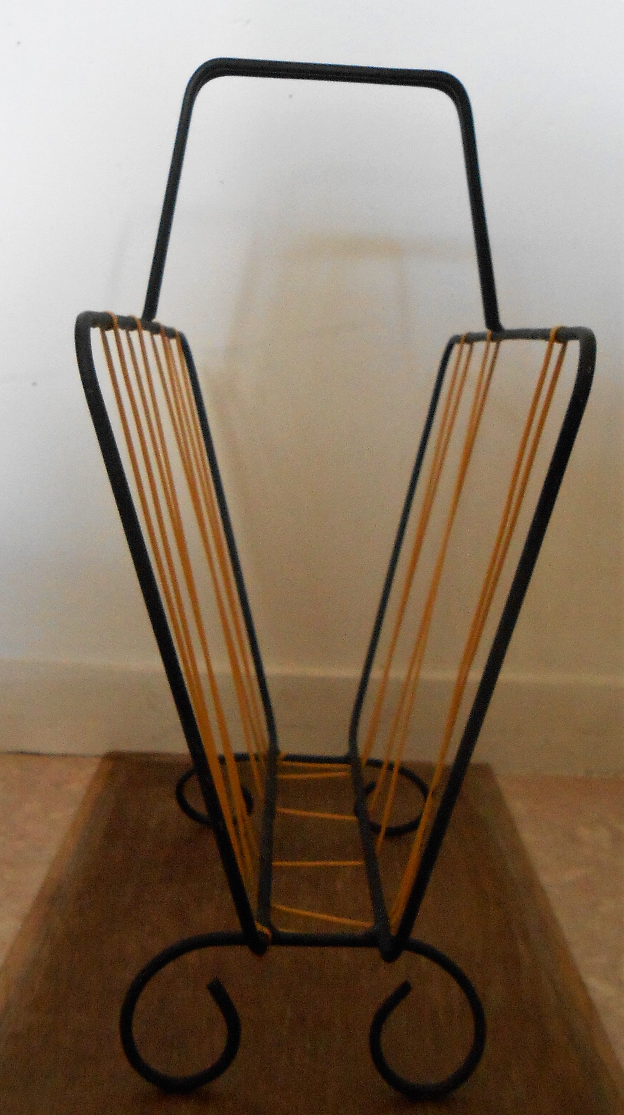 Magazine holder in metal and scoubidou