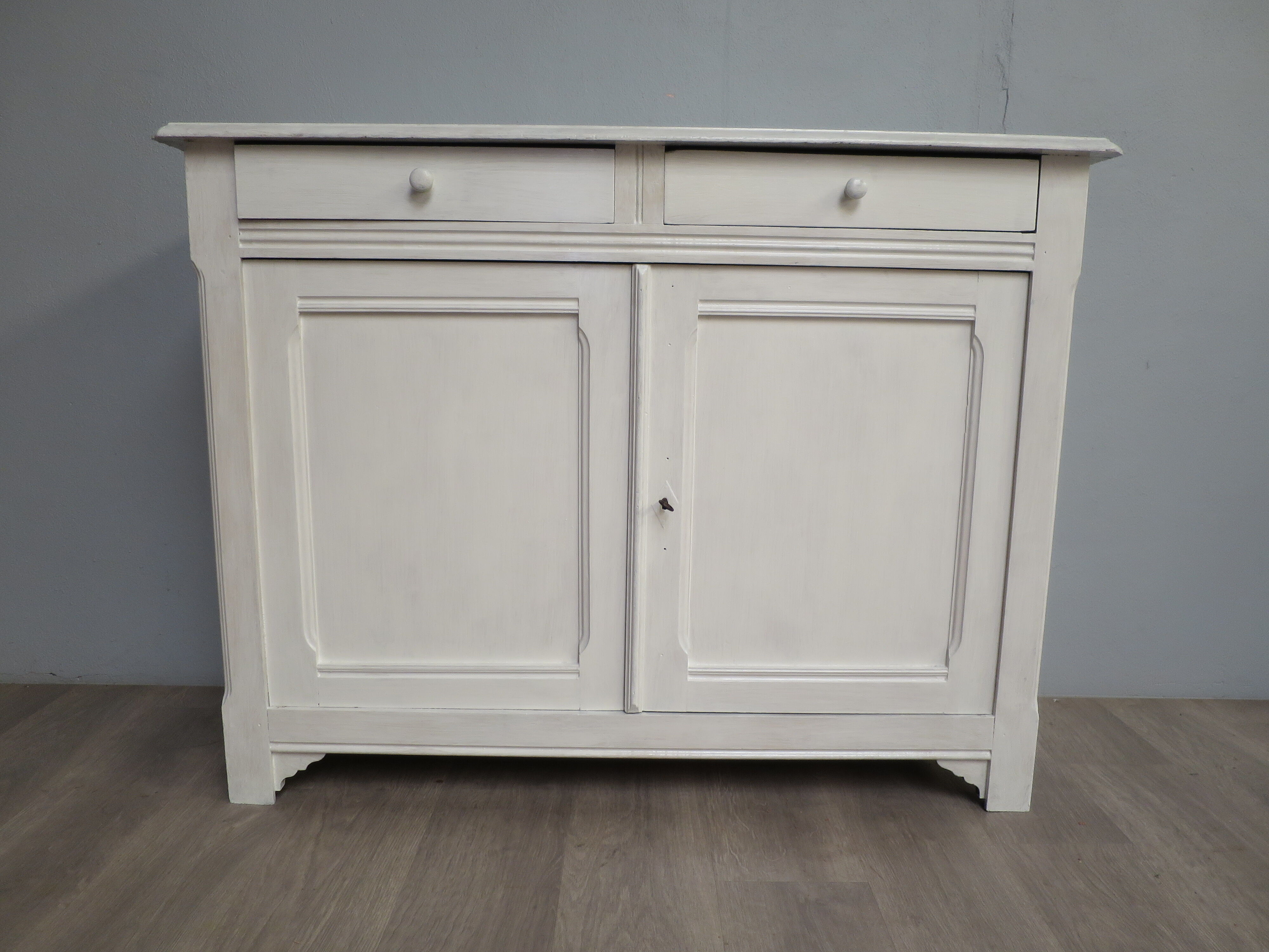 Off-white sideboard with 2 doors and 2 drawers