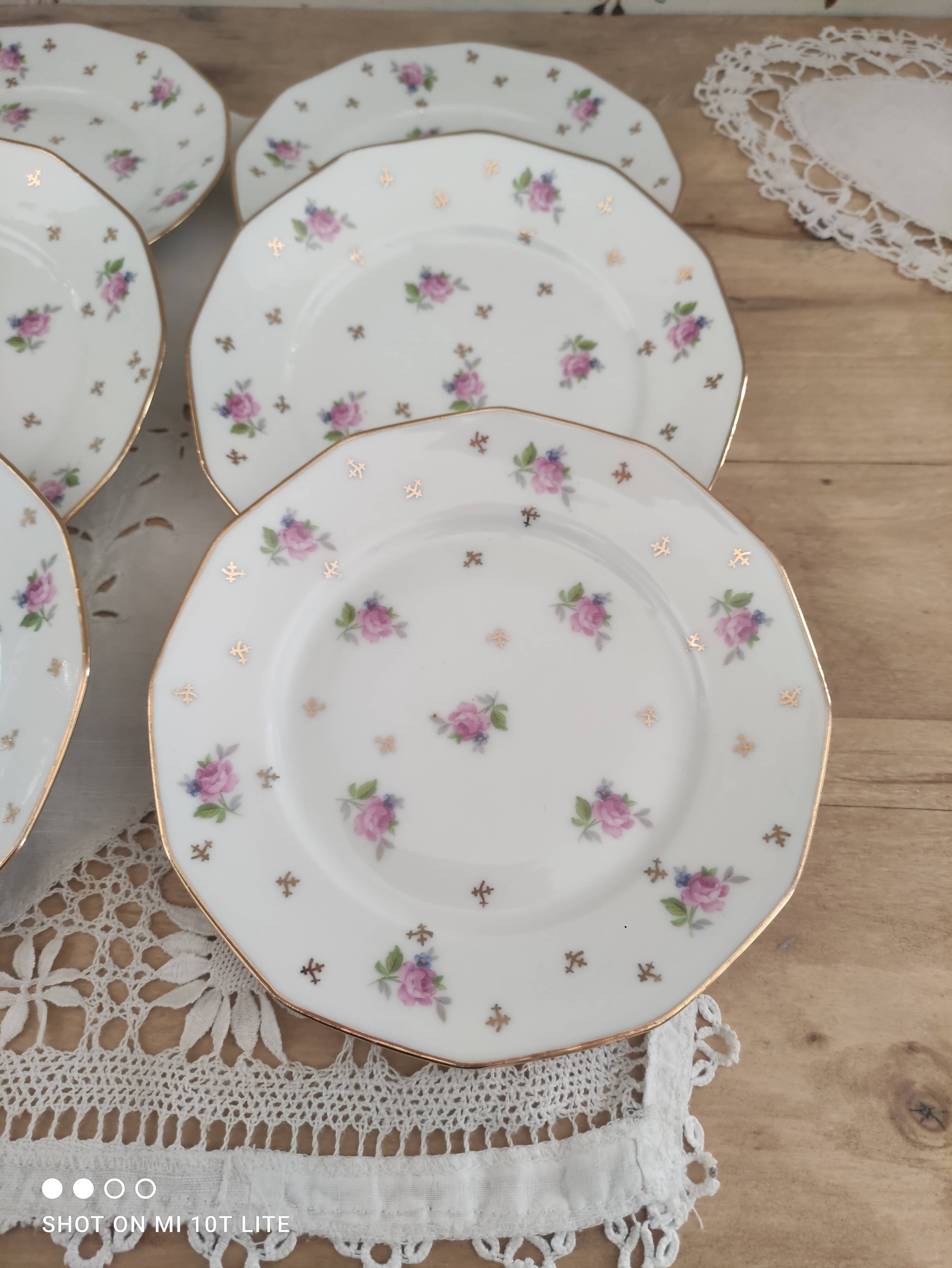Lot de 12 assiettes à dessert en porcelaine Lourioux Foëcy France décor floral et doré