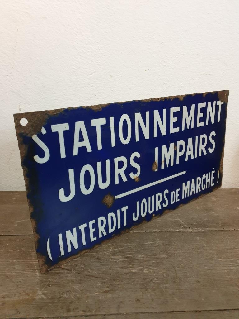 Enamelled parking plate