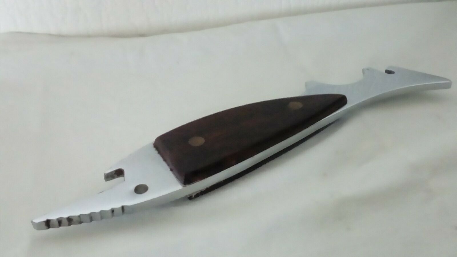 Decapsuleur en chrome et bois en forme de poisson esturgeon