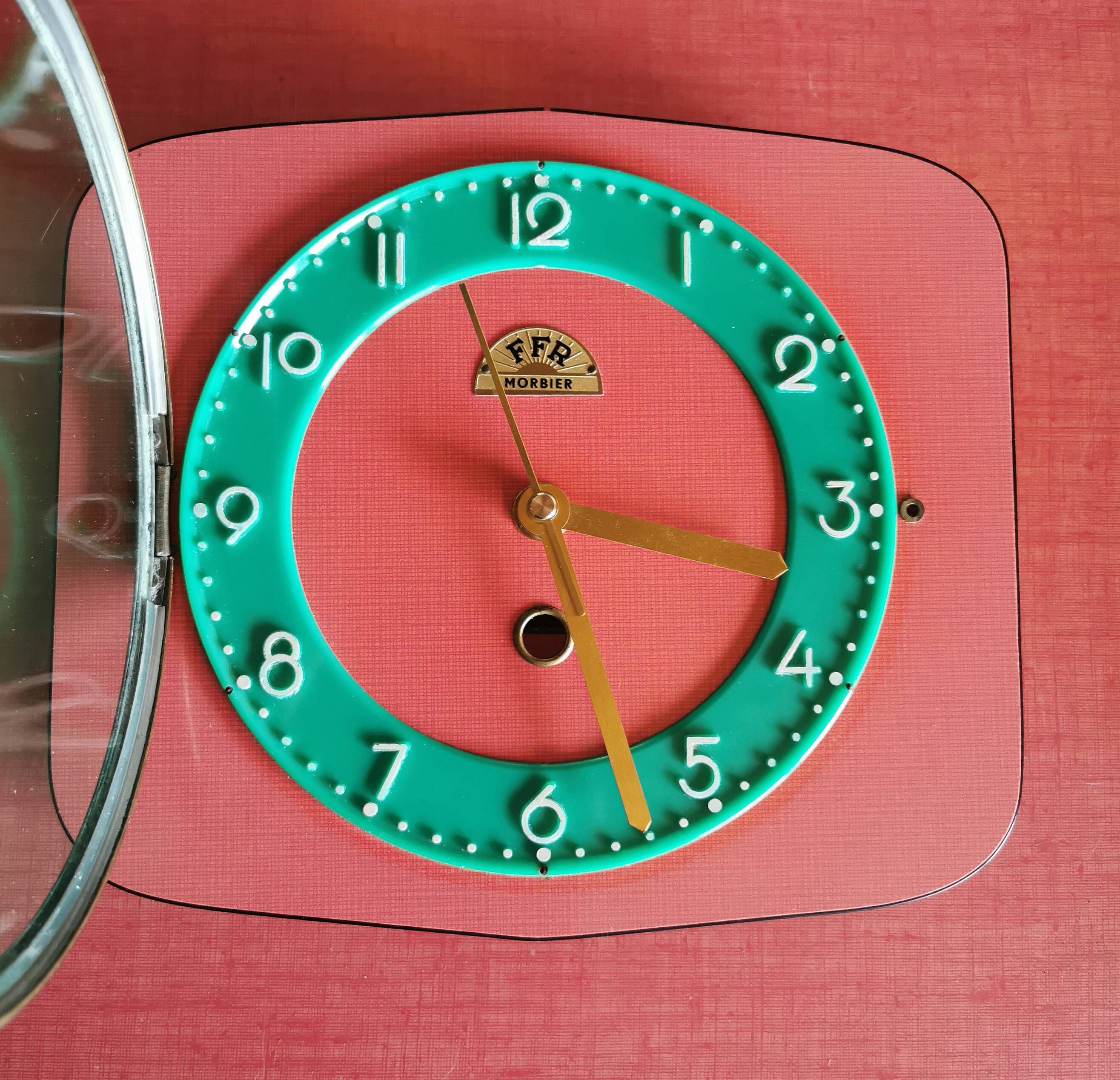 Vintage formica clock silent wall pendulum "FFR Morbier red green"