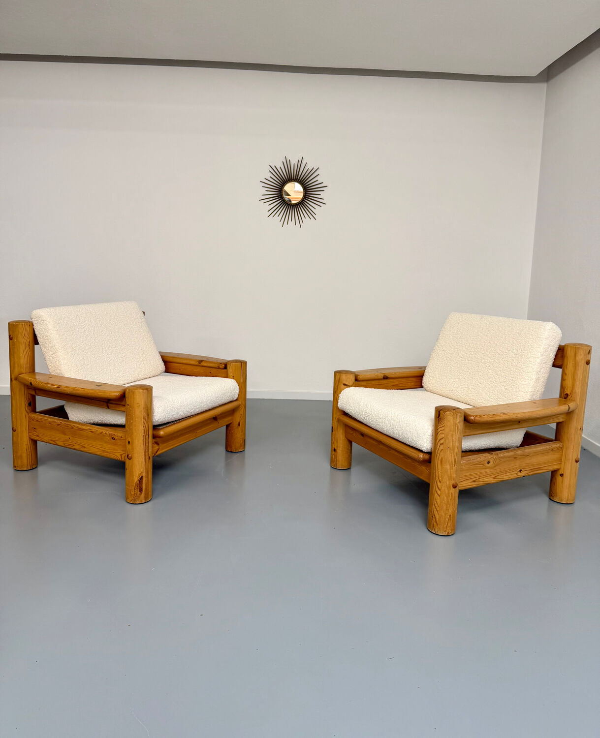 Set of 2 armchairs in solid pine with boucle fabric, 1970s Scandinavian design.