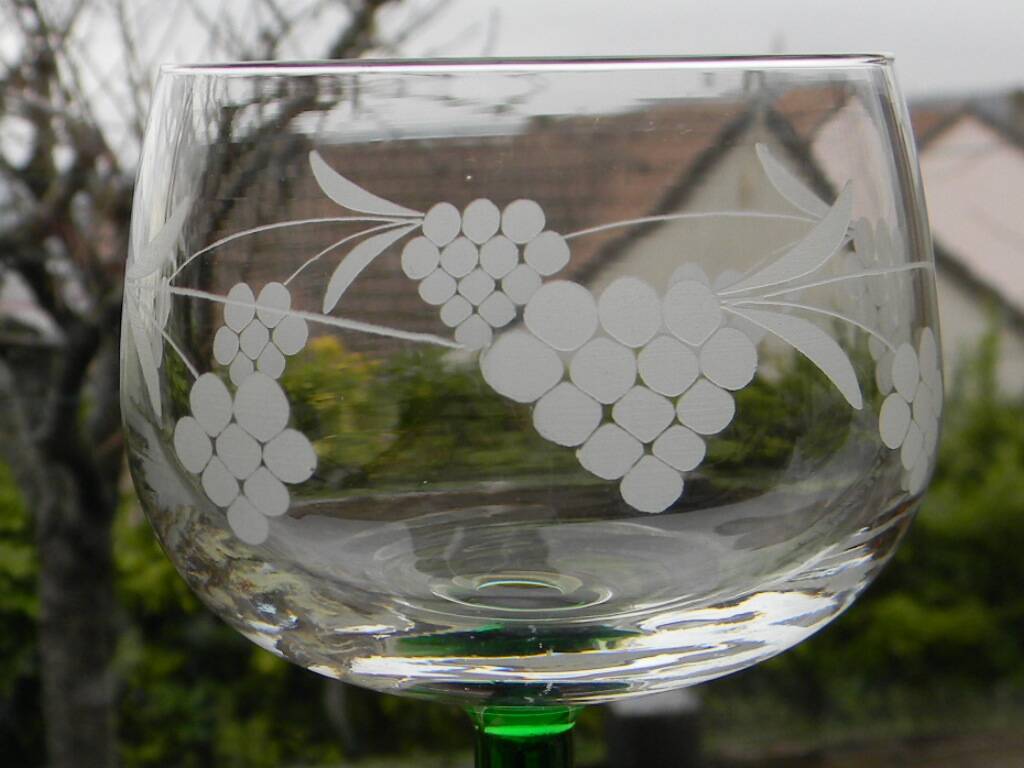 Set of 10 Alsatian white wine glasses in engraved glass.