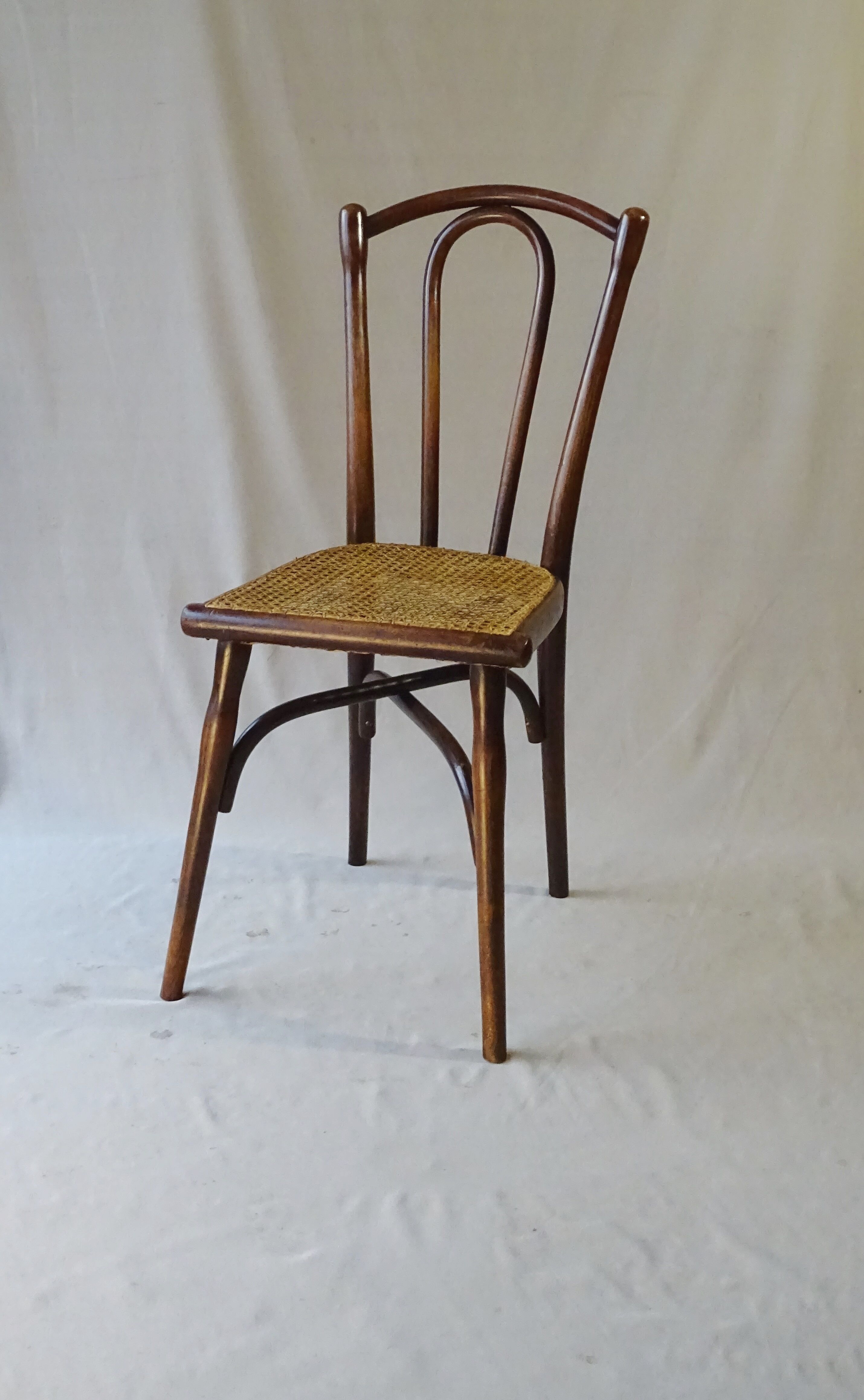 Chaise bistrot  Thonet N°118 pieds compas 1895, cannée