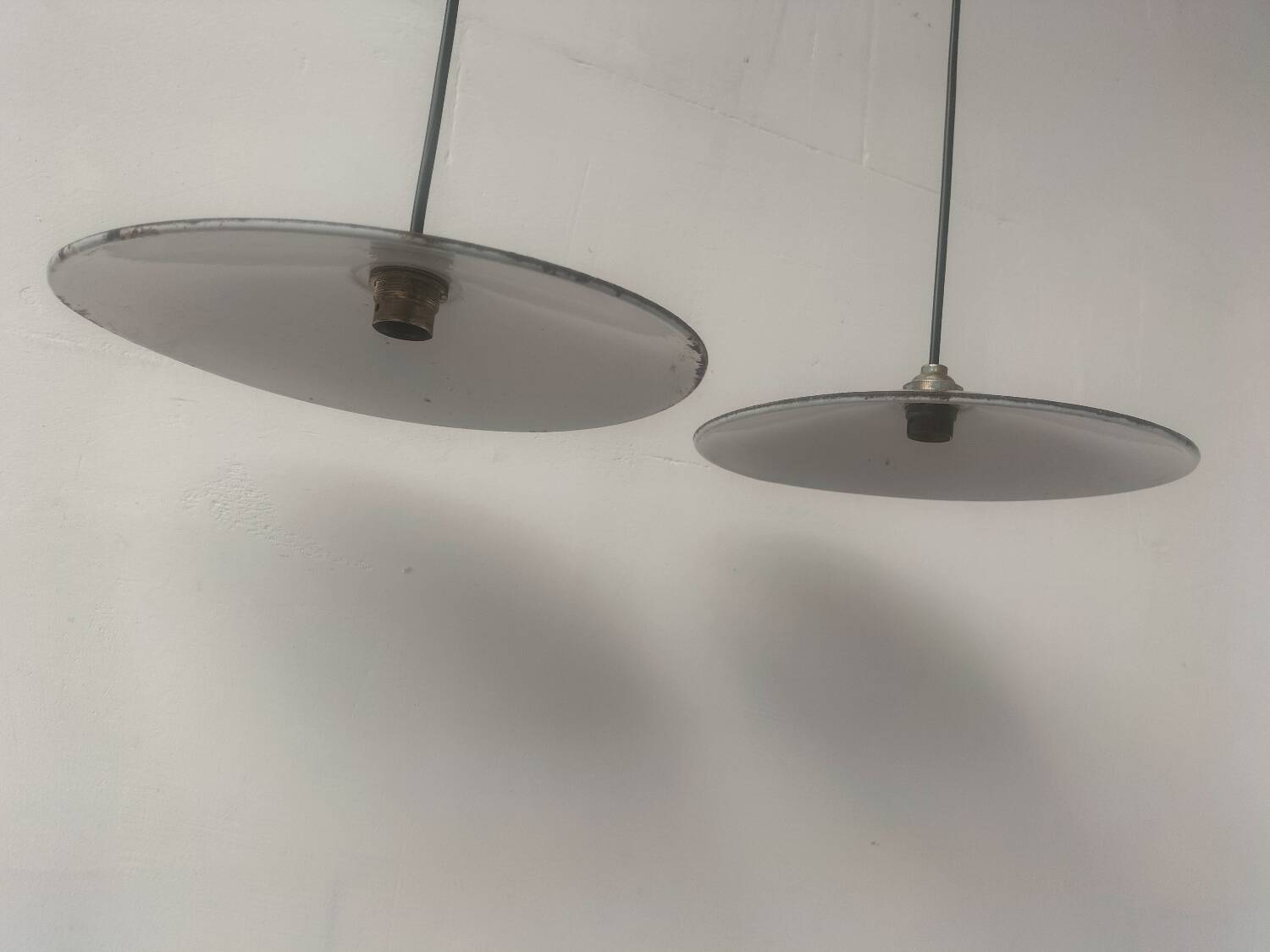 2 enamelled sheet metal suspensions
