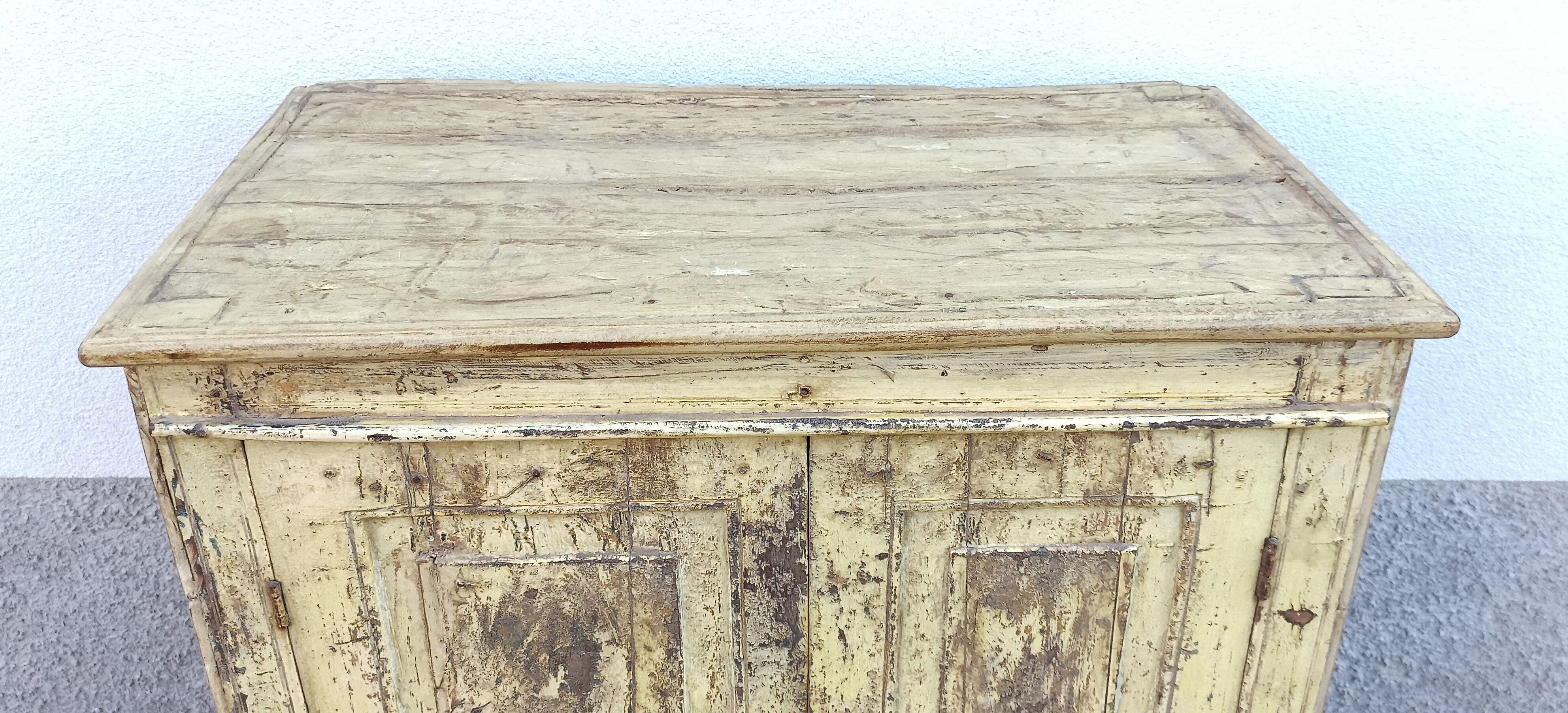 Armoire ancienne et profonde en bois