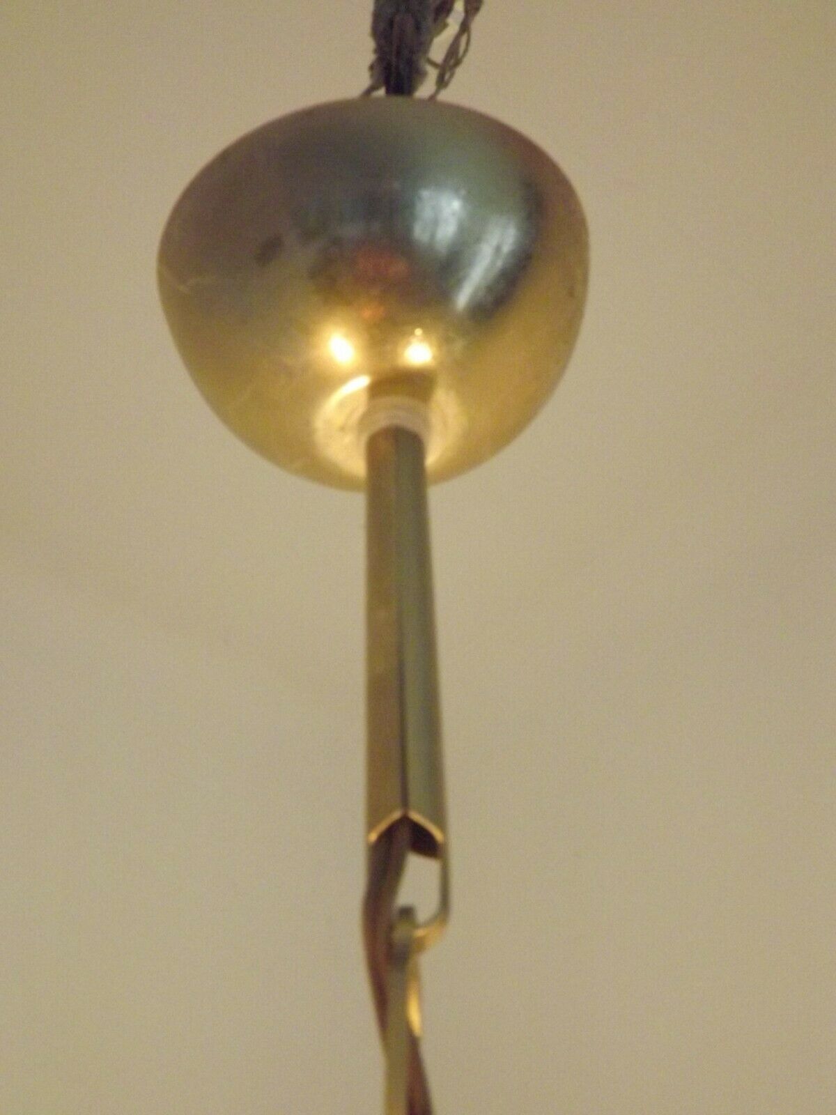 Chandelier vintage en métal doré et verre balnc