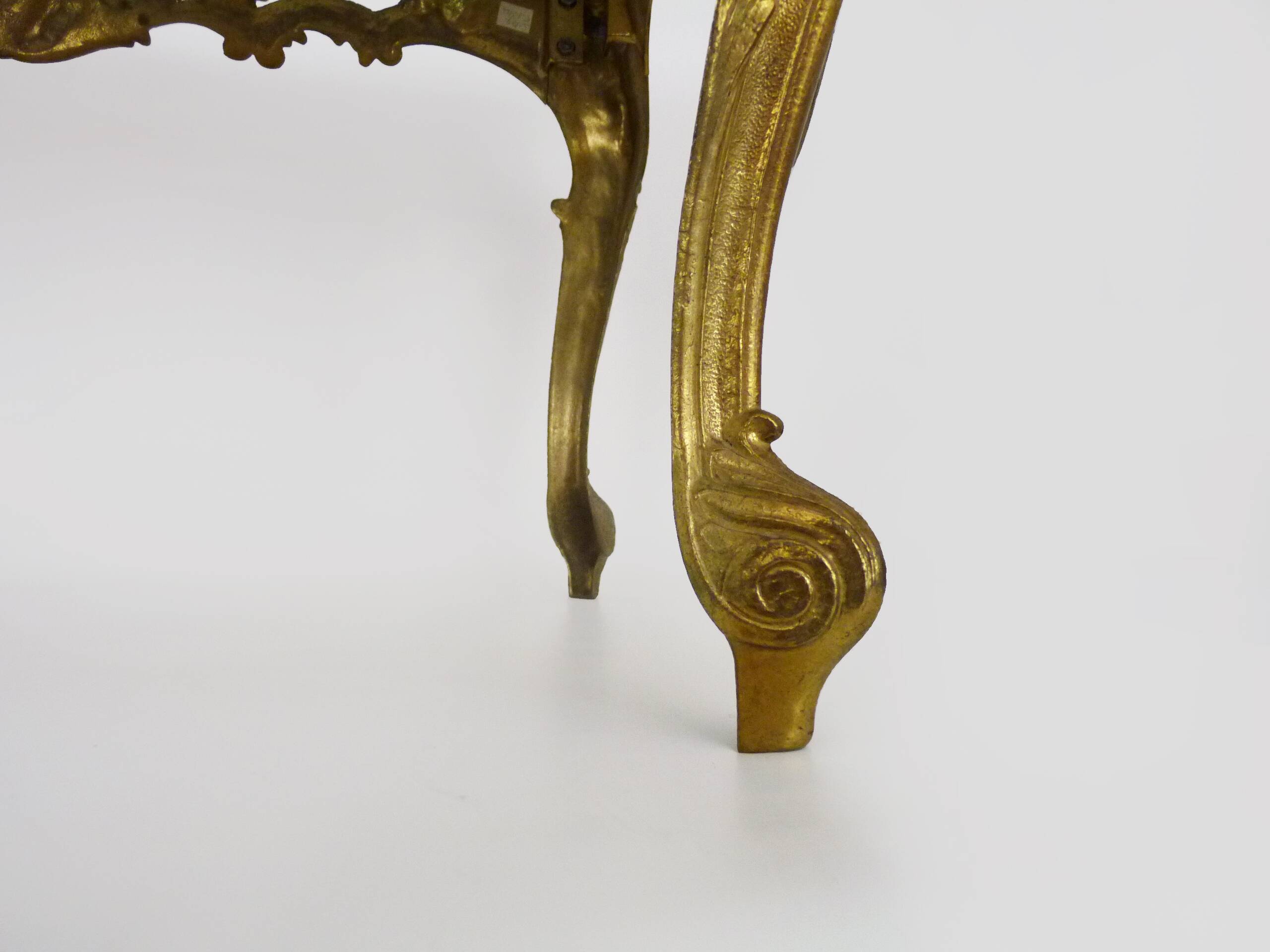 Table basse structure en laiton et plateau en marbre. Années 60