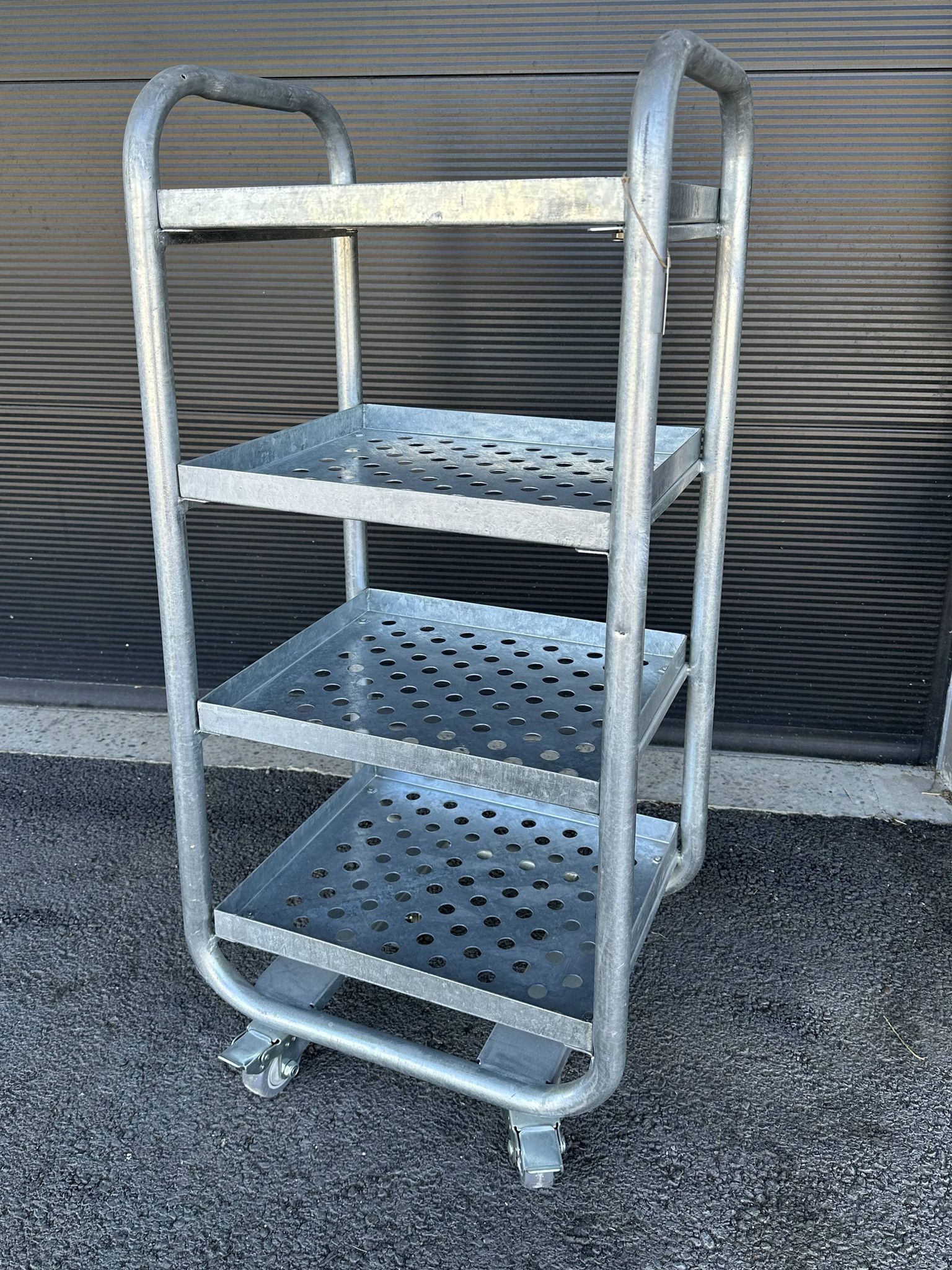 Desserte à roulettes à 4 plateaux perforés en métal galvanisé