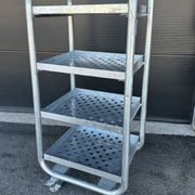 Desserte à roulettes à 4 plateaux perforés en métal galvanisé