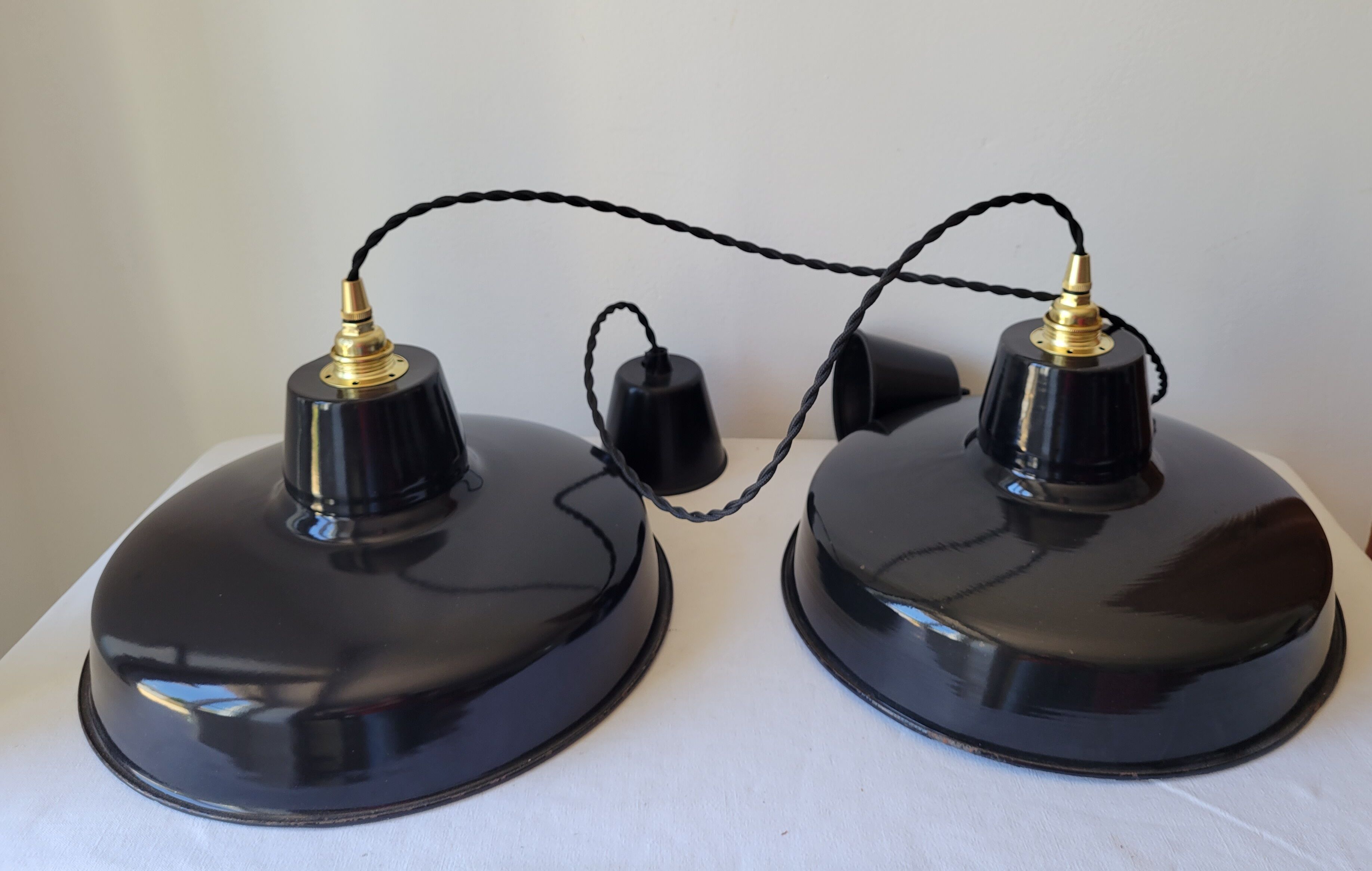 Duo of suspensions in enamelled sheet metal