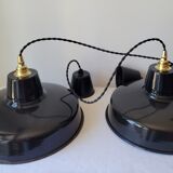 Duo of suspensions in enamelled sheet metal