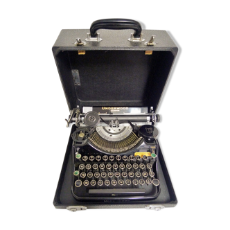 Underwood typewriter writing machine