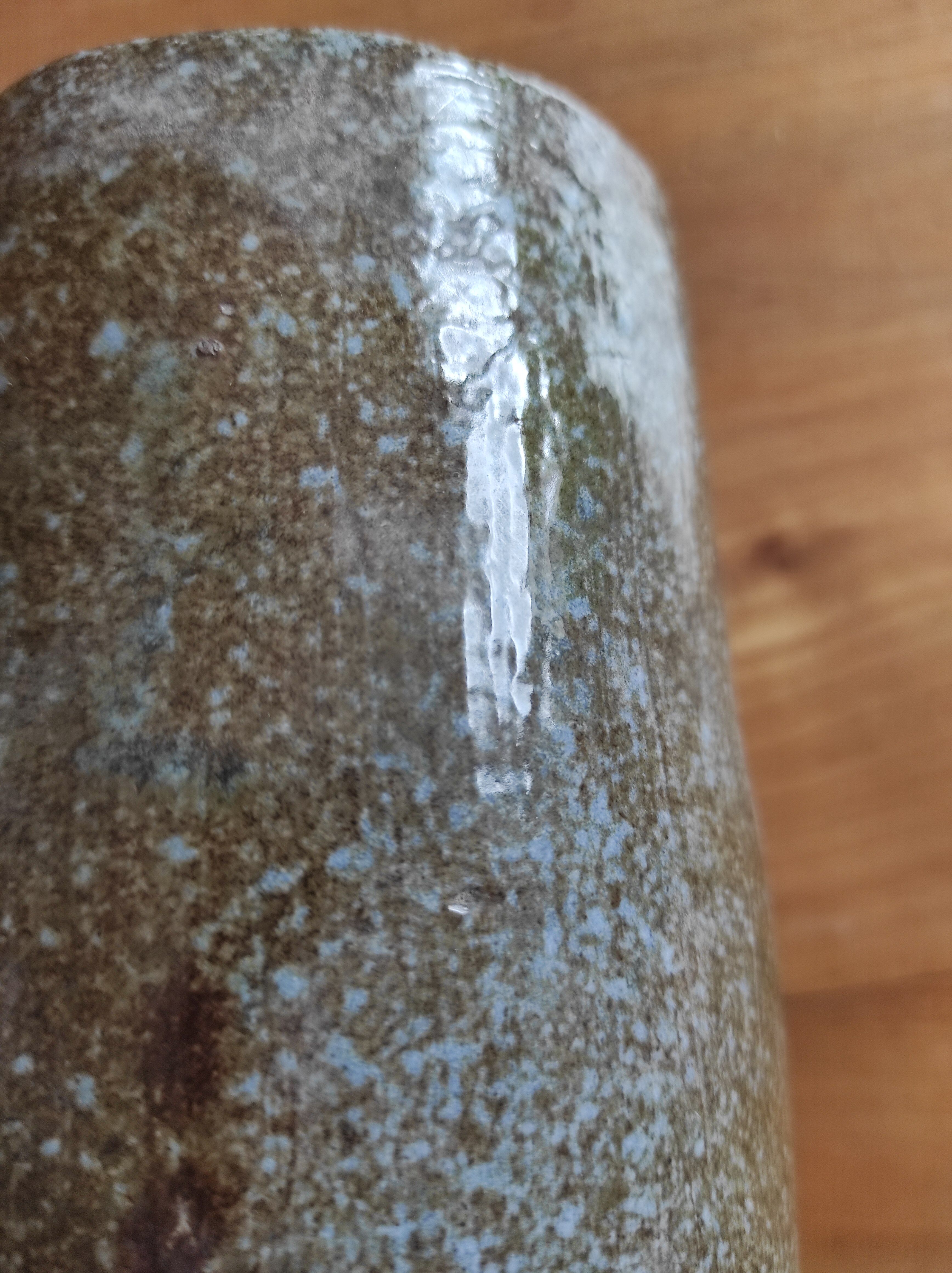 Vase artisanal signé,en terre vernissée