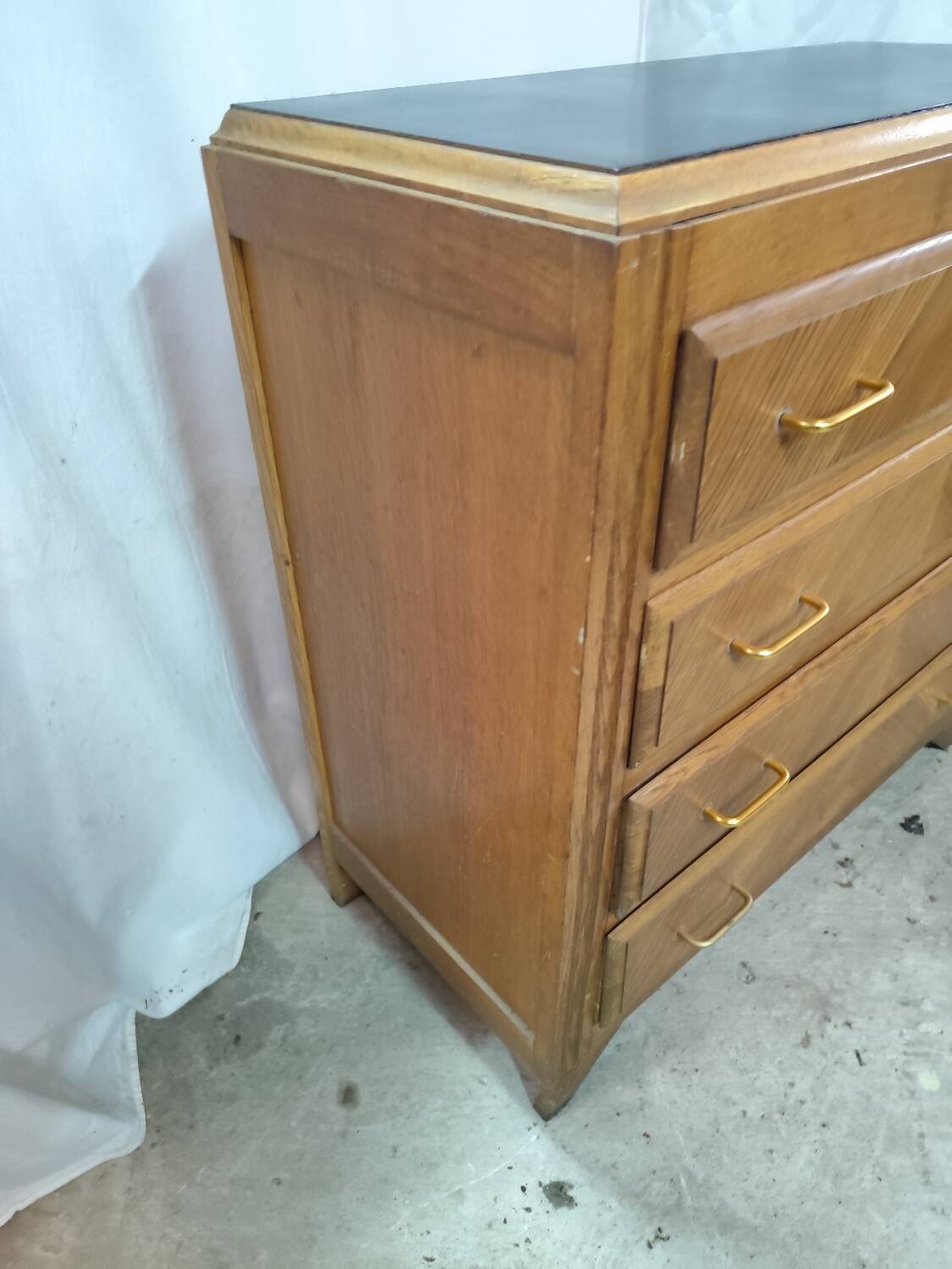 Pretty chest of drawers with 4 compass-legged oak veneer drawers