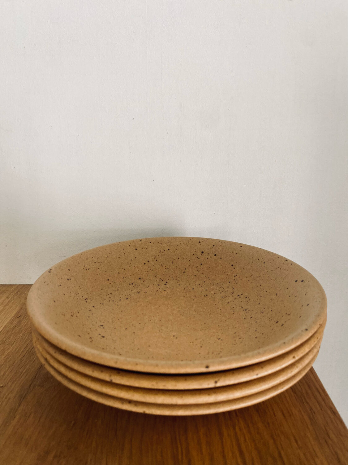 4 hollow plates in speckled stoneware