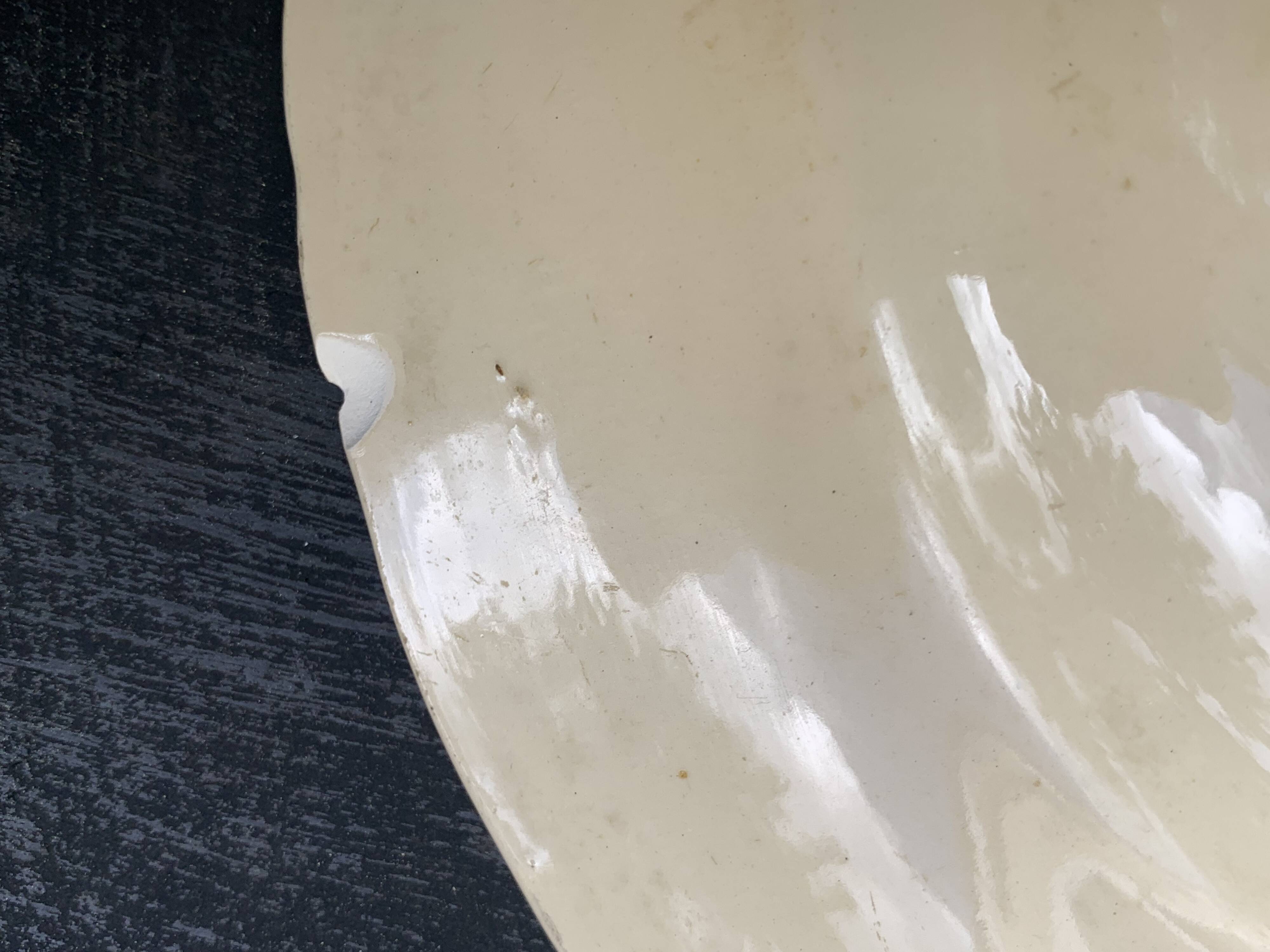 Plat creux, faïencerie de longchamp france, en ceramique emaillee, barbotine, écrue, ancien