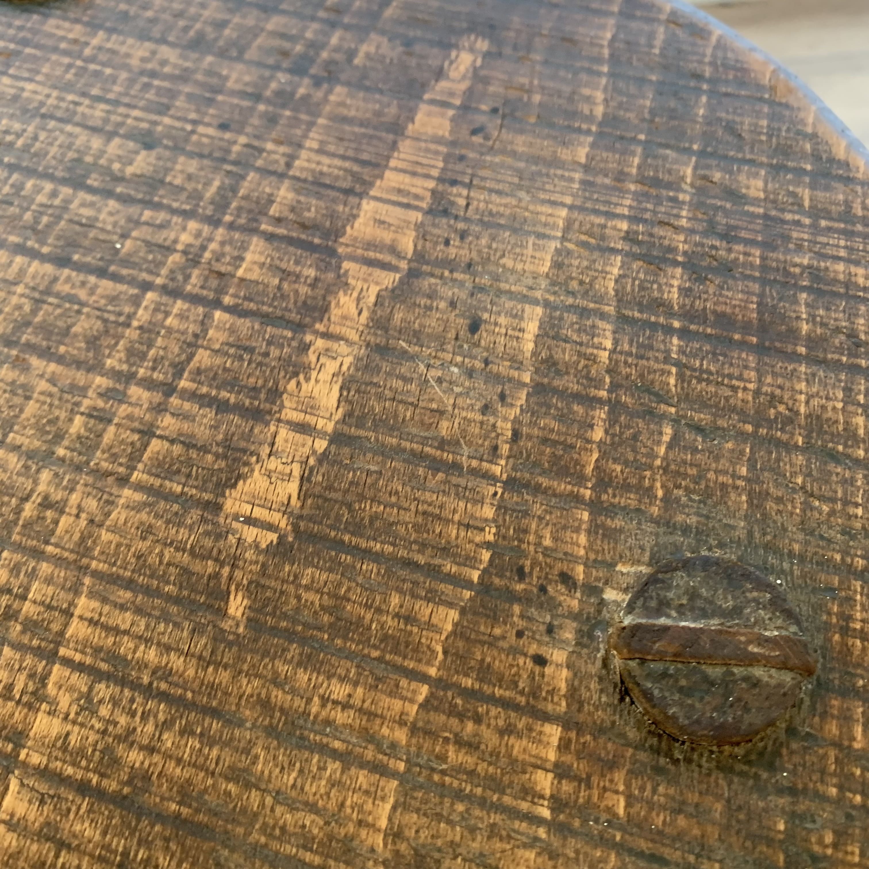 Tabouret tripode pieds taillés