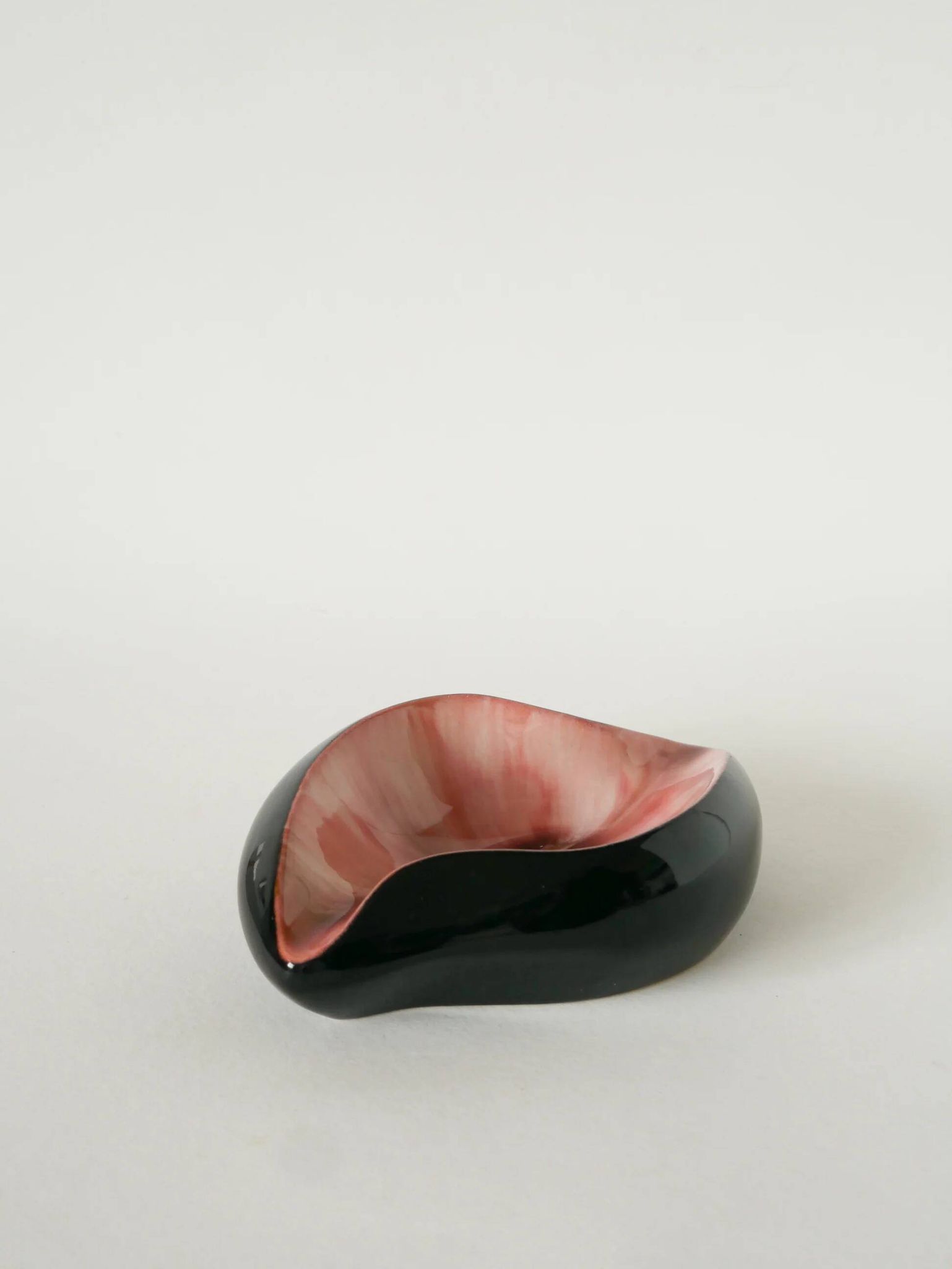 Vide-poche en céramique, forme libre, noir et rose, 1970