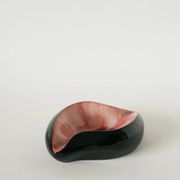 Vide-poche en céramique, forme libre, noir et rose, 1970