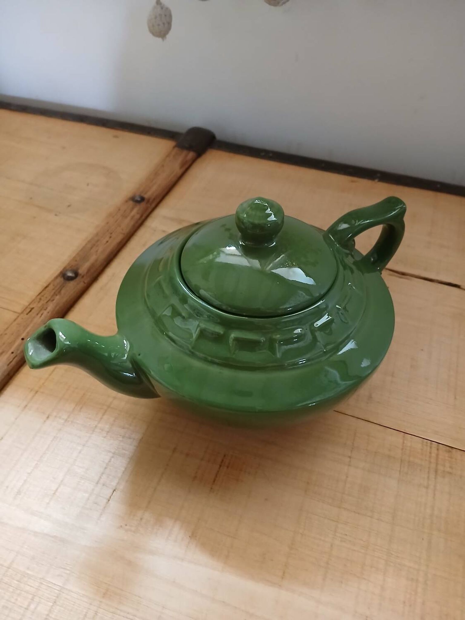 Théière verte en faïence