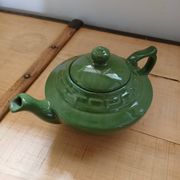 Théière verte en faïence