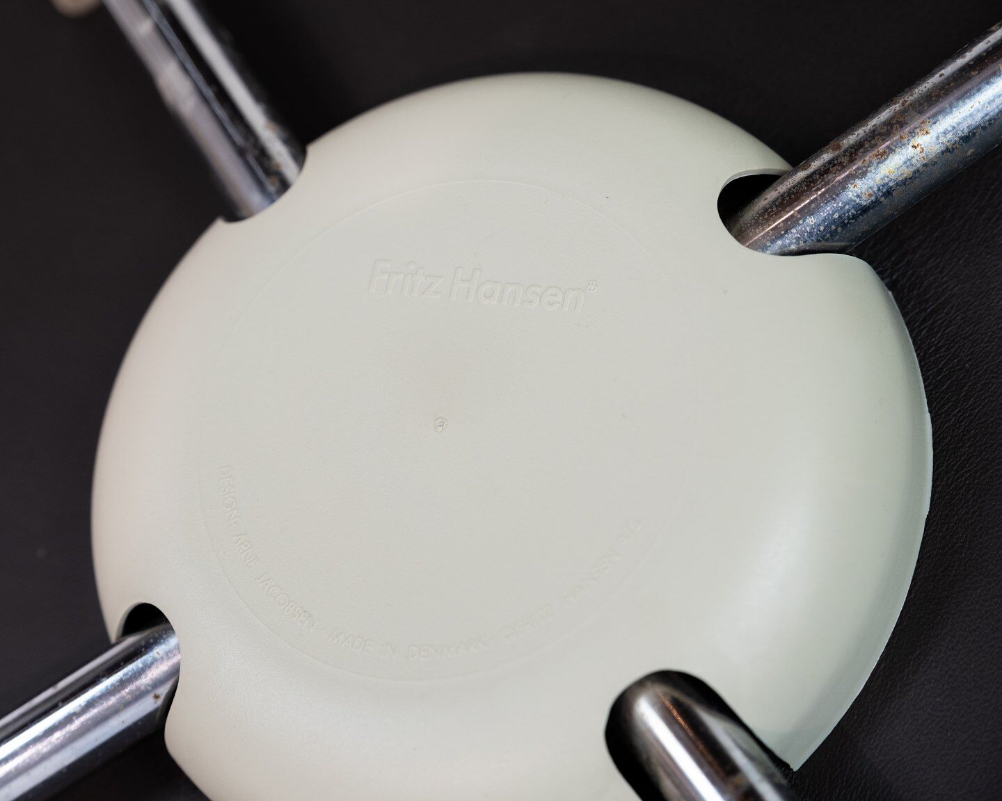 Seven chair, model 3107, designed by arne jacobsen and manufactured by fritz hansen.