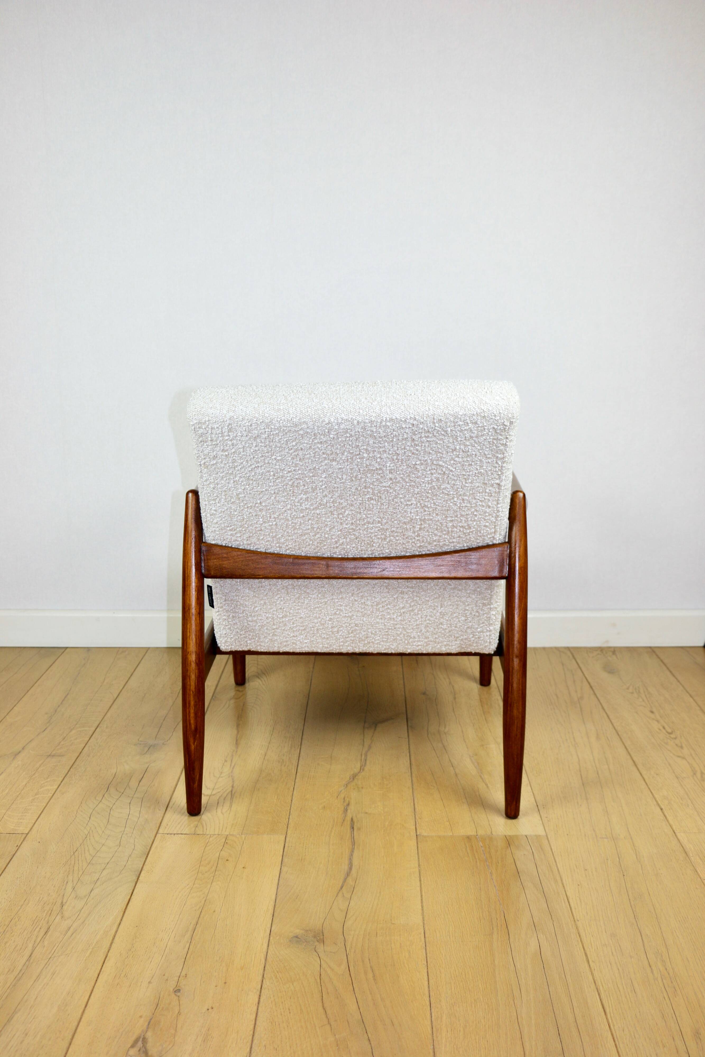 Fauteuil GFM-64, conçu par Edmund Homa dans les années 70, blanc ivoire - 2 pièces disponibles.