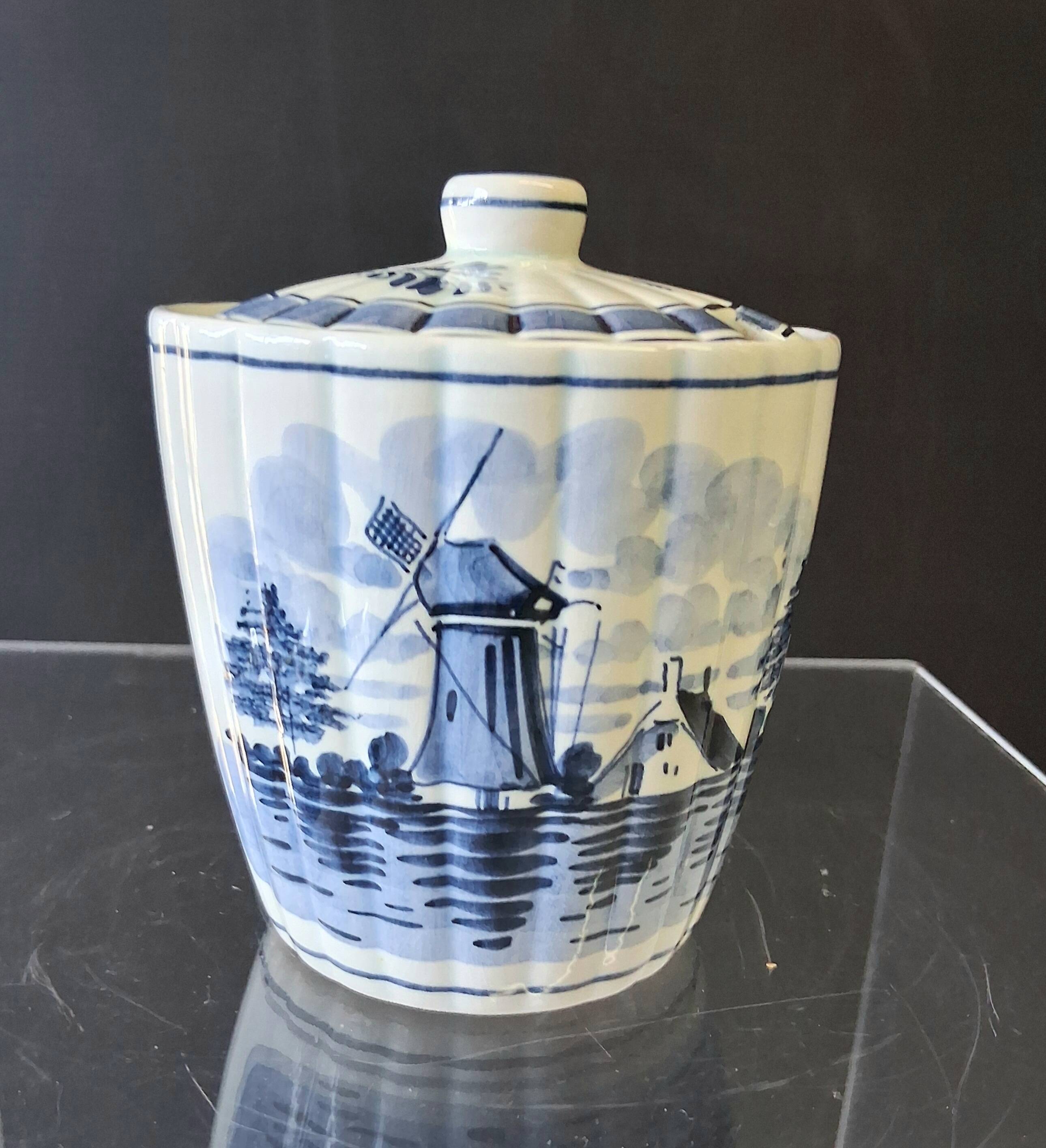 Very pretty sugar bowl or mustard pot from Delft Holland in earthenware.