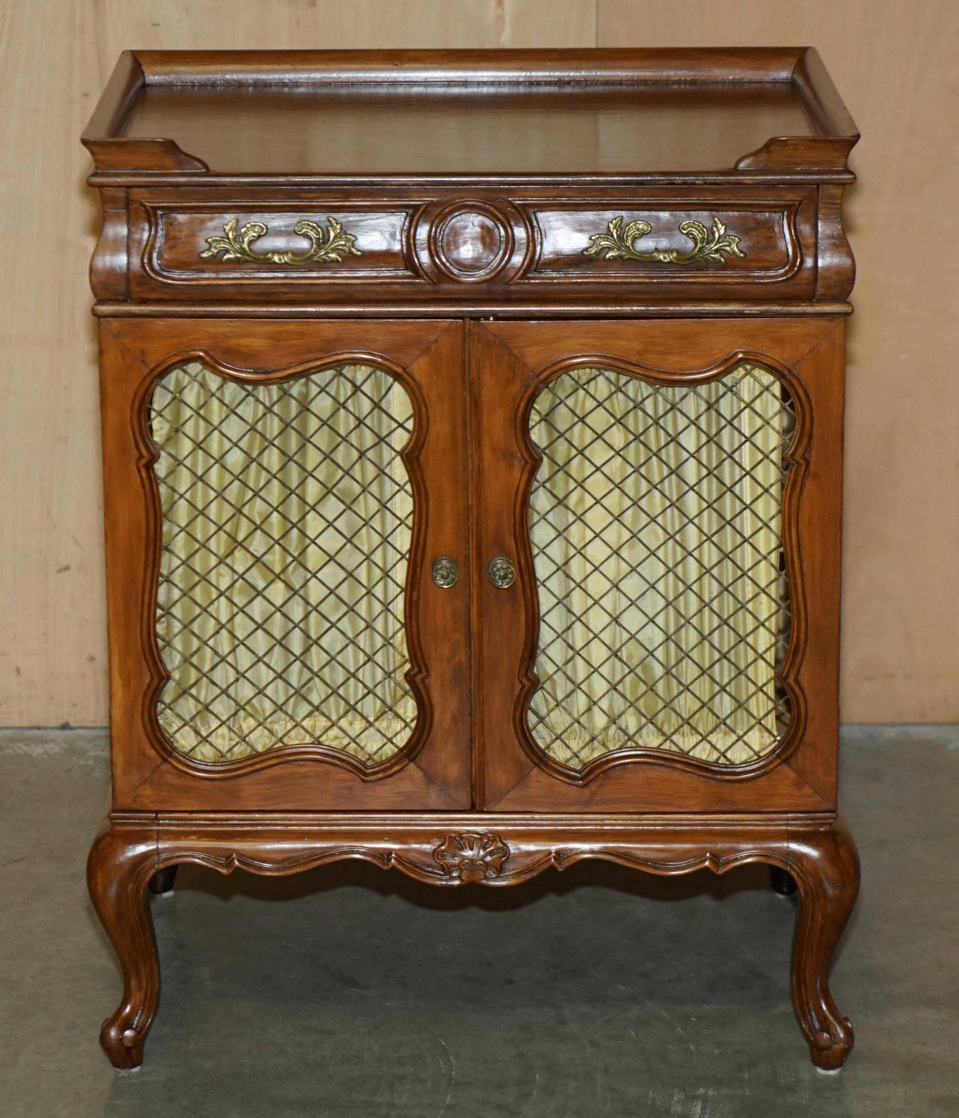 Paire d'armoires latérales vintage en noyer avec laiton ajouré et soie