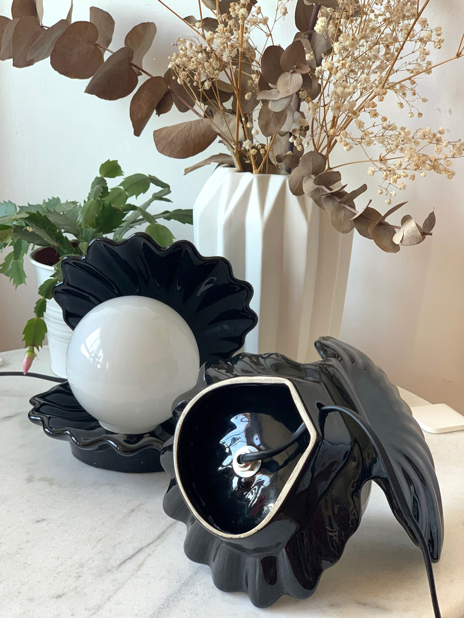 Black ceramic shell lamp